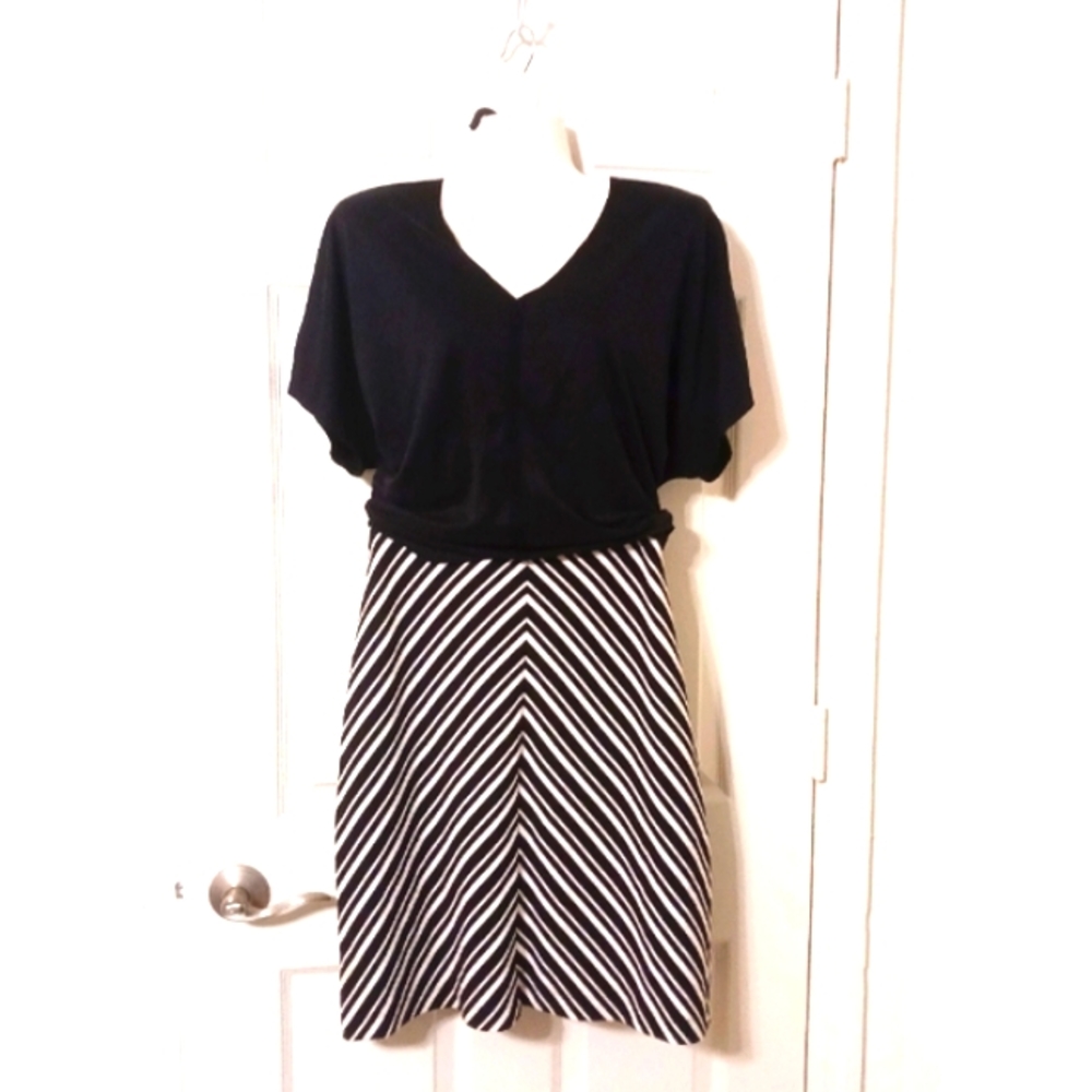 🌺FINAL - 2 Pieces - Liz Claiborne Stripped Skirt Small and Medium Black Top